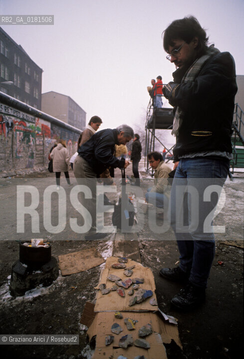 (GERMANIA) BERLINO 1989  :VENDITA DI PEZZI DI MURO  - ©Graziano Arici/Rosebud2 / GEO