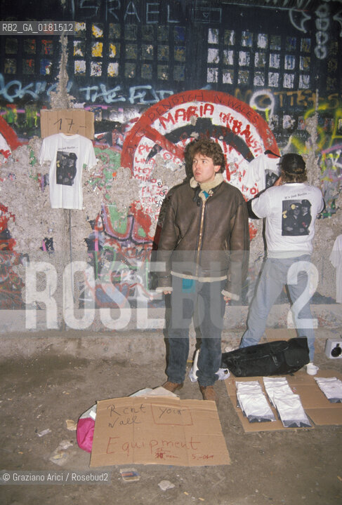 (GERMANIA) BERLINO 1989  :IL MURO - LA GENTE SCALPELLA IL MURO   - ©Graziano Arici/Rosebud2 / GEO / CEROTTO