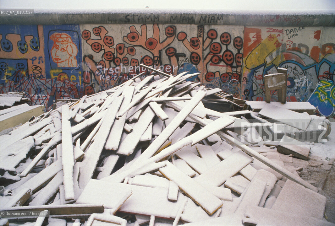 (GERMANIA) BERLINO 12/12/1989  :IL MURO  - ©Graziano Arici/Rosebud2 / GEO / NEVE / GRAFFITI