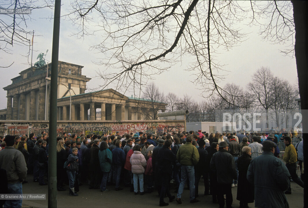 (GERMANIA) BERLINO 12/12/1989  :IL MURO - VARCO DI FRONTIERA ALLA PORTA DI BRANDEBURGO - ©Graziano Arici/Rosebud2 / GEO /
