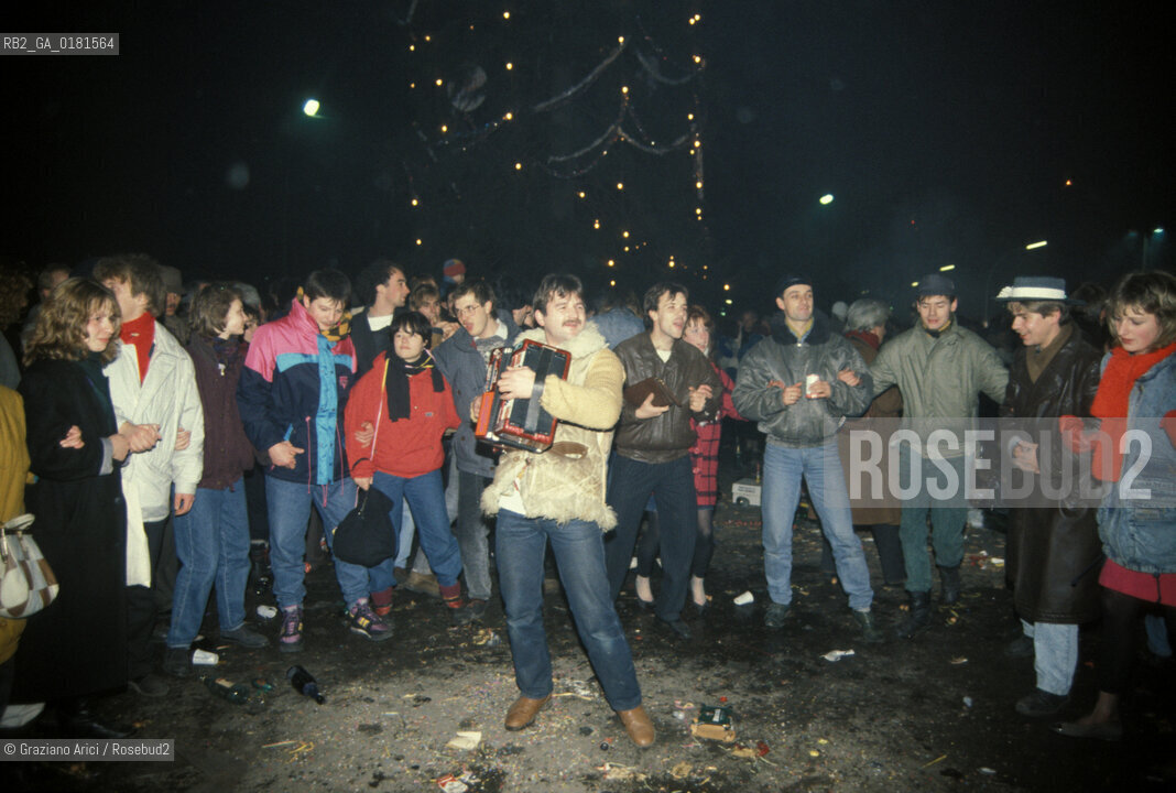(GERMANIA) BERLINO 31/12/1989  :IL MURO ALLA PORTA DI BRANDEBURGO  -  ©Graziano Arici/Rosebud2 / GEO