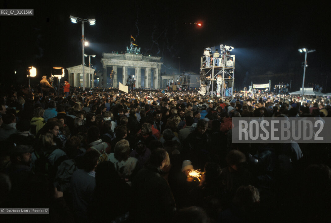 (GERMANIA) BERLINO 31/12/1989  :IL MURO ALLA PORTA DI BRANDEBURGO  -  ©Graziano Arici/Rosebud2 / GEO