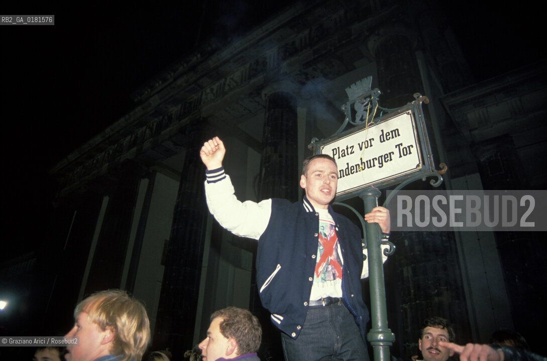 (GERMANIA) BERLINO 31/12/1989  :IL MURO ALLA PORTA DI BRANDEBURGO  -  ©Graziano Arici/Rosebud2 / GEO