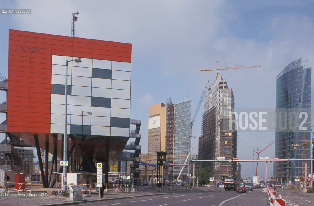 (GERMANIA) BERLINO 1999 : INFO BOX E SONY CENTER A POTZDAMER PLATZ  - ©Graziano Arici/Rosebud2 / GEO / ARCHITETTURA MODERNA / CONTENPORANEA
