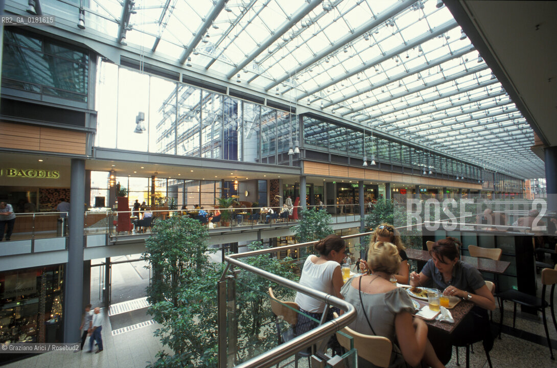 (GERMANIA) BERLINO 1999 : CENTRO COMMERCIALE ARKADE A POTZDAMER PLATZ  - ©Graziano Arici/Rosebud2 / GEO / ARCHITETTURA MODERNA / CONTENPORANEA