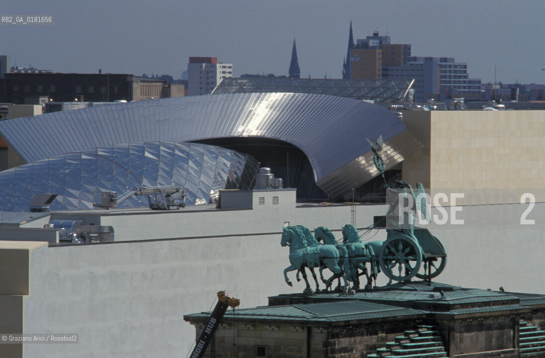 (GERMANIA) BERLINO 1999 : PORTA DI BRANDEBURGO E DEUTSCHE BANK DI FRANK O. GEHRY  - ©Graziano Arici/Rosebud2 / GEO / ARCHITETTURA MODERNA / CONTENPORANEA