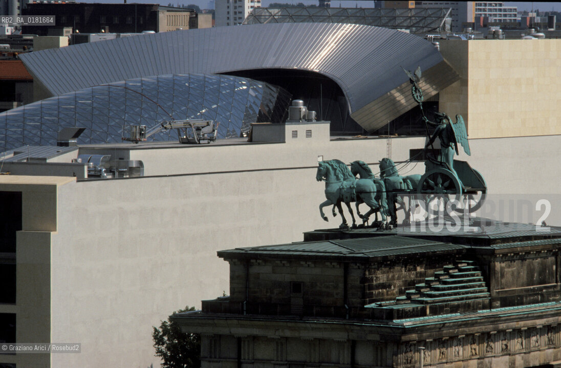 (GERMANIA) BERLINO 1999 : PORTA DI BRANDEBURGO E DEUTSCHE BANK DI FRANK O. GEHRY  - ©Graziano Arici/Rosebud2 / GEO / ARCHITETTURA MODERNA / CONTENPORANEA.