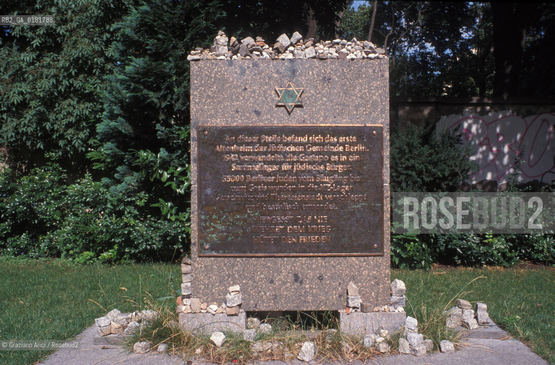 (GERMANIA) BERLINO 1999 : MONUMENTO ALLE VITTIME DELLOLOCAUSTO IN GROSSE HAMBURGER STRASS - ©Graziano Arici/Rosebud2 / GEO / EBREI