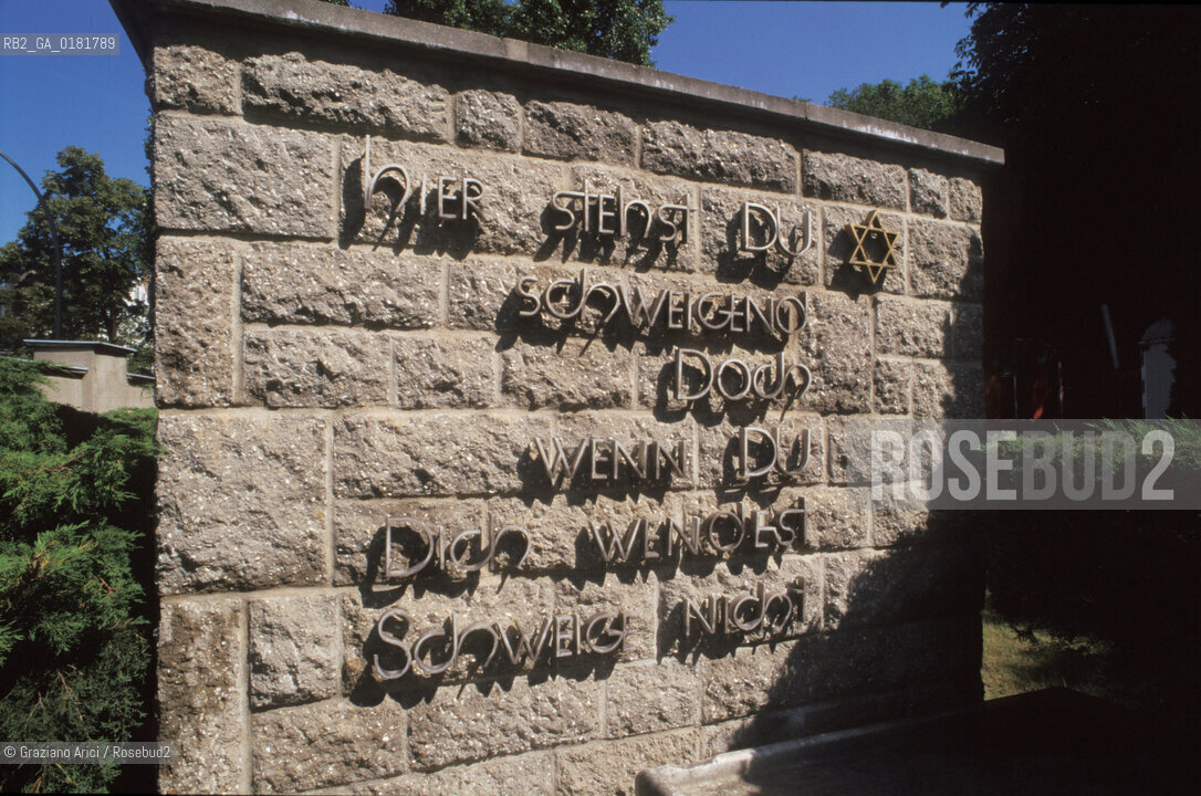 (GERMANIA) BERLINO 1999 : MONUMENTO ALLOLOCAUSTO NEL CIMITERO DI SCHOENHAUSERALLEE  - ©Graziano Arici/Rosebud2 / GEO / EBREI