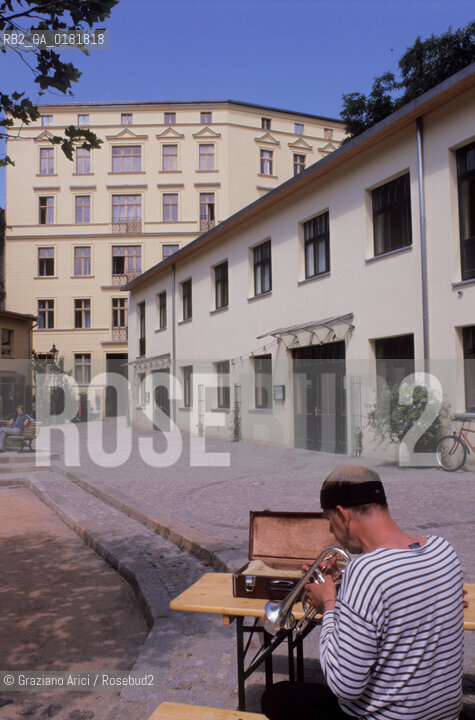 (GERMANIA) BERLINO 1999 : SOPHIE-GIPS-HOFEN IN  SOPHIENSTRASSE  - ©Graziano Arici/Rosebud2 / GEO