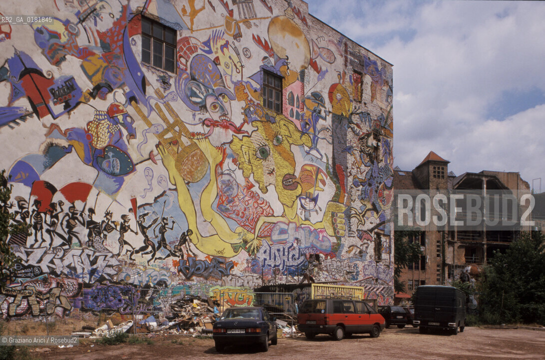 (GERMANIA) BERLINO 1999 :CENTRO SOCIALE TACHELES IN ORANIENBURGERSTRASSE    - ©Graziano Arici/Rosebud2 / GEO / GRAFFITI