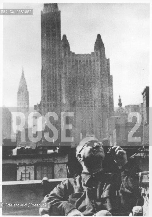 BERTHOLD BRECHT - NEW YORK 1946 - REPRODUCTED BY Graziano Arici/Rosebud2 -. IL PAGAMENTO DI DIRITTI  DI QUESTA IMMAGINE E RELATIVO SOLO AL LAVORO DI RIPRODUZIONE E ARCHIVIAZIONE DELLA STESSA. .TUTTI I DIRITTI DI RIPRODUZIONE SPETTANO ALLAKADEMIE DER KUNSTE DI BERLINO E ALLA FOTOGRAFA RUTH BERLAU ALLA QUALE LUTILIZZATORE DI QUESTA IMMAGINE DEVE OBBLIGATORIAMENTE RIVOLGERSI PER IL RELATIVO PAGAMENTO DEI DIRITTI. .LA PUBBLICAZIONE DI QUESTA IMMAGINE IMPLICA LEFFETTUAZIONE DI QUESTO OBBLIGO.