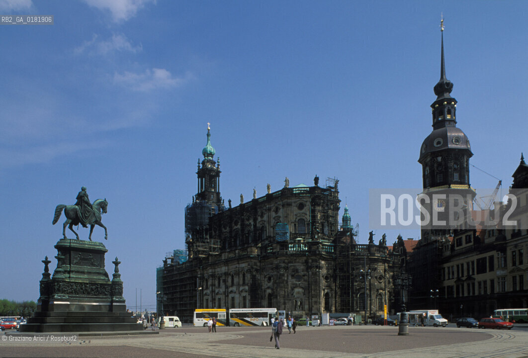 GERMANIA (SASSONIA) DRESDA :  LA THEATERPLATZ  E LA HOFKIRCHE  - © 1994 Graziano Arici/Rosebud2 / GEO / STATUA EQUESTRE DEL RE GIOVANNI