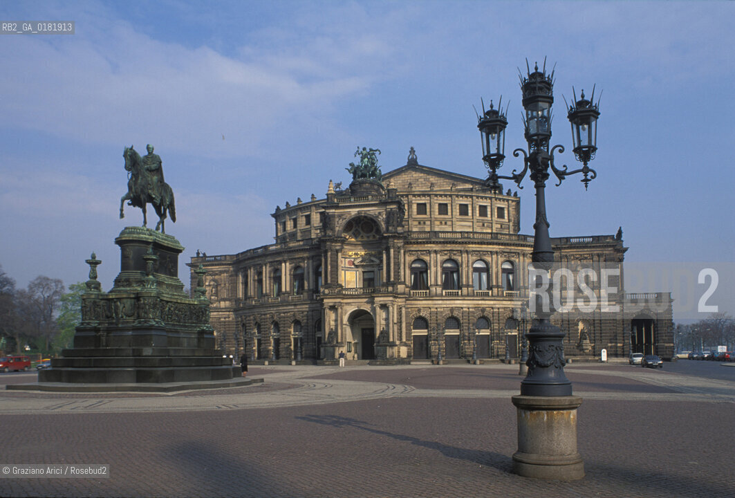 GERMANIA (SASSONIA) DRESDA :  LA THEATERPLATZ  E LA SEMPEROPER - TEATRO DELLOPERA - © 1994 Graziano Arici/Rosebud2 / GEO / STATUA EQUESTRE DEL RE GIOVANNI
