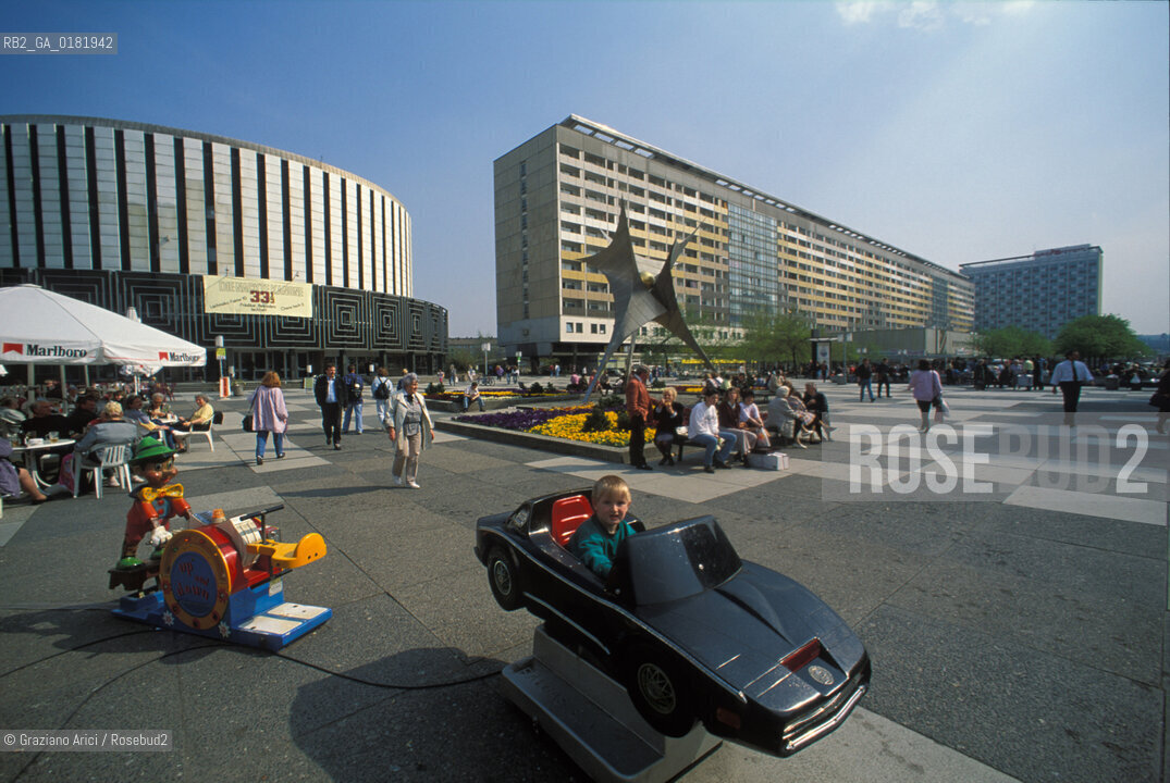 GERMANIA (SASSONIA) DRESDA :LA PRAGERSTRASSE  - © 1994 Graziano Arici/Rosebud2 / GEO /