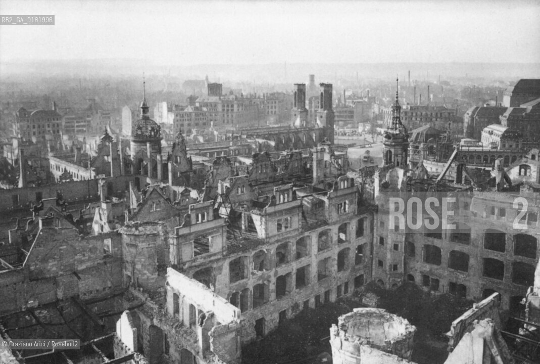 GERMANIA ( DRESDA ) : PANORAMA DOPO IL BOMBARDAMENTO ALLEATO, DALLA GEORGETURM SOPRA IL CASTELLO E LA SOPHIENKIRCHE  -  23 AGOSTO 1949 - REPRODUCTED BY Graziano Arici/Rosebud2 - GEO..IL PAGAMENTO DI DIRITTI  DI QUESTA IMMAGINE E RELATIVO SOLO AL LAVORO DI RIPRODUZIONE E ARCHIVIAZIONE DELLA STESSA. .TUTTI I DIRITTI DI RIPRODUZIONE SPETTANO ALLLA LANDESBIBLIOTHEK DEUTSCHE FOTOTHEK DI SASSONIA ALLA QUALE LUTILIZZATORE DI QUESTA IMMAGINE DEVE OBBLIGATORIAMENTE RIVOLGERSI PER IL RELATIVO PAGAMENTO DEI DIRITTI. .LA PUBBLICAZIONE DI QUESTA IMMAGINE IMPLICA LEFFETTUAZIONE DI QUESTO OBBLIGO.