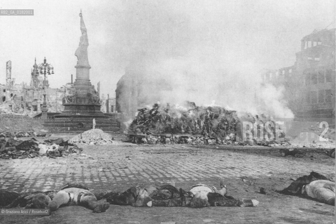 GERMANIA ( DRESDA ) : ROGO DEI CADAVERI IN PIAZZA ALTMARKT DOPO IL BOMBARDAMENTO ALLEATO -  25 FEBBRAIO 1945 - REPRODUCTED BY Graziano Arici/Rosebud2 - GEO..IL PAGAMENTO DI DIRITTI  DI QUESTA IMMAGINE E RELATIVO SOLO AL LAVORO DI RIPRODUZIONE E ARCHIVIAZIONE DELLA STESSA. .TUTTI I DIRITTI DI RIPRODUZIONE SPETTANO ALLLA LANDESBIBLIOTHEK DEUTSCHE FOTOTHEK DI SASSONIA ALLA QUALE LUTILIZZATORE DI QUESTA IMMAGINE DEVE OBBLIGATORIAMENTE RIVOLGERSI PER IL RELATIVO PAGAMENTO DEI DIRITTI. .LA PUBBLICAZIONE DI QUESTA IMMAGINE IMPLICA LEFFETTUAZIONE DI QUESTO OBBLIGO.