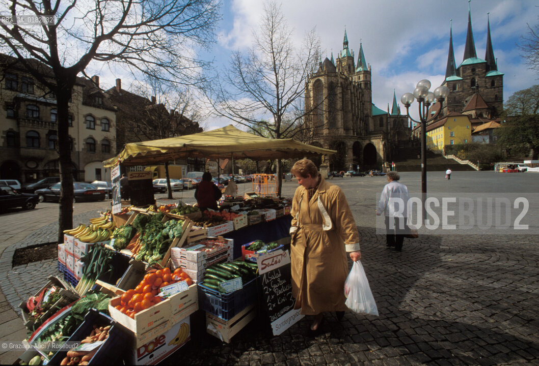 GERMANIA (TURINGIA) ERFURT :MERCATO IN PIAZZA DEL DUOMO  - © 1994 Graziano Arici/Rosebud2 / GEO