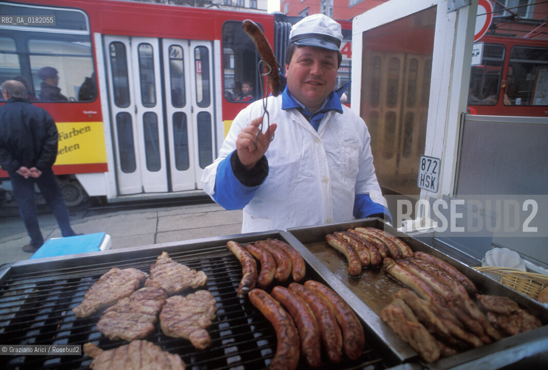 GERMANIA (TURINGIA) ERFURT :VENDITORE DI SALCICCE  - © 1994 Graziano Arici/Rosebud2 / GEO / GASTRONOMIA