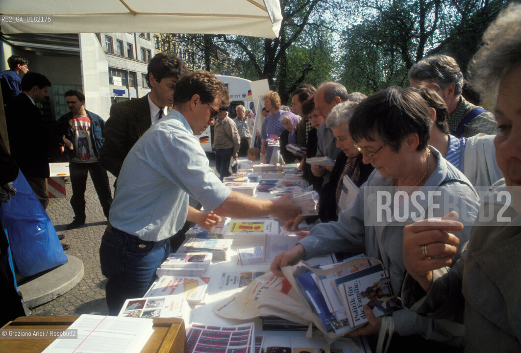 GERMANIA ( SASSONIA ) GOERLITZ : PROPAGANDA DEL GOVERNO FEDERALE PER LA EX-DDR    © 1996 Graziano Arici/Rosebud2  / GEO