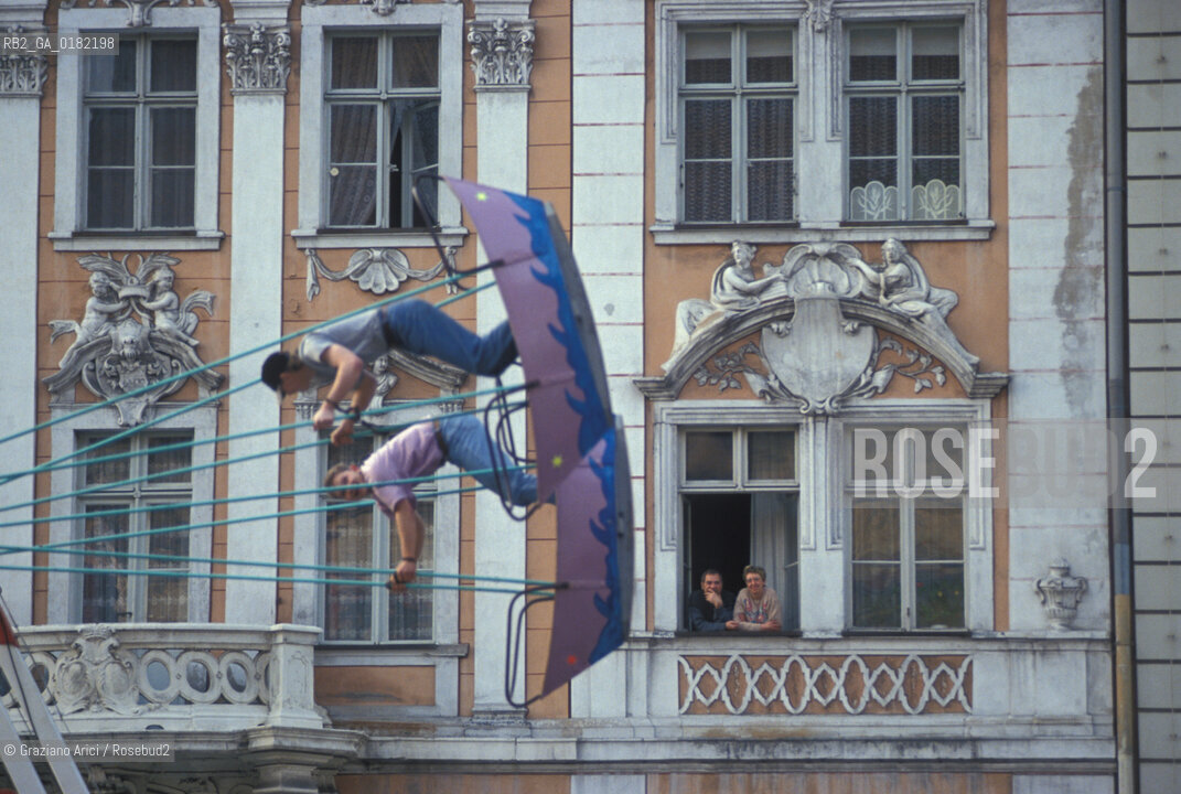 GERMANIA ( SASSONIA ) GOERLITZ :GIOSTRE IN PIAZZA   © 1994 Graziano Arici/Rosebud2 / GEO