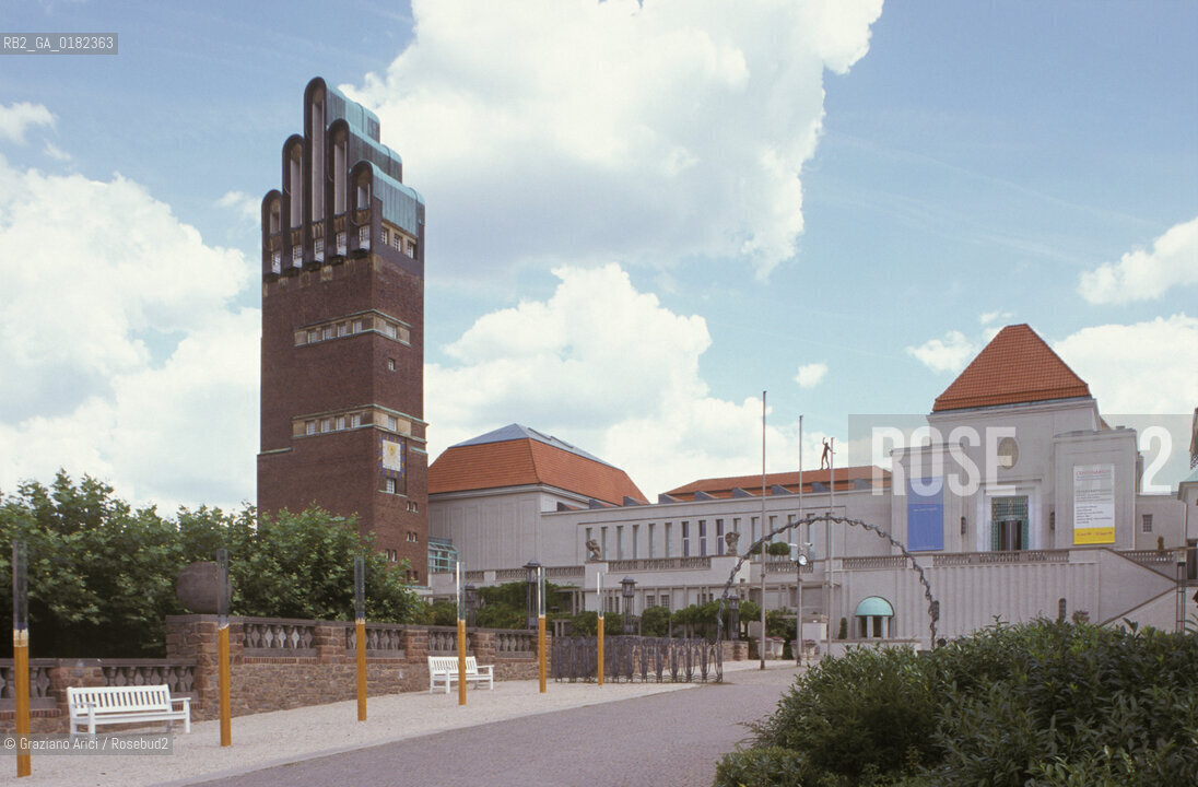GERMANIA ( ASSIA ) DARMSTADT : IL MATHILDEHOLE CON LA HOCHZEITSTURM DI JOSEPH OLBRICH  E LA SALA DEESPOSIZIONI  - © 1996 Graziano Arici/Rosebud2 / GEO /  ARCHITETTURA MODERNA
