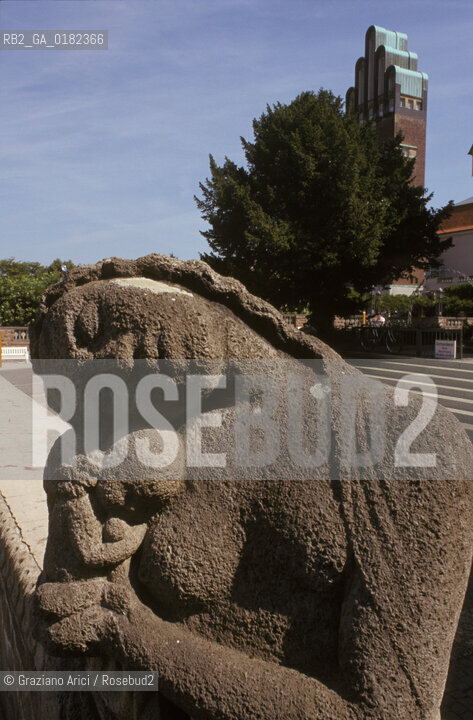 GERMANIA ( ASSIA ) DARMSTADT : SCULTURA SULLA MATHILDEHOLE CON LA HOCHZEITSTURM DI JOSEPH OLBRICH   - © 1996 Graziano Arici/Rosebud2 / GEO /  ARCHITETTURA MODERNA / SECESSIONE