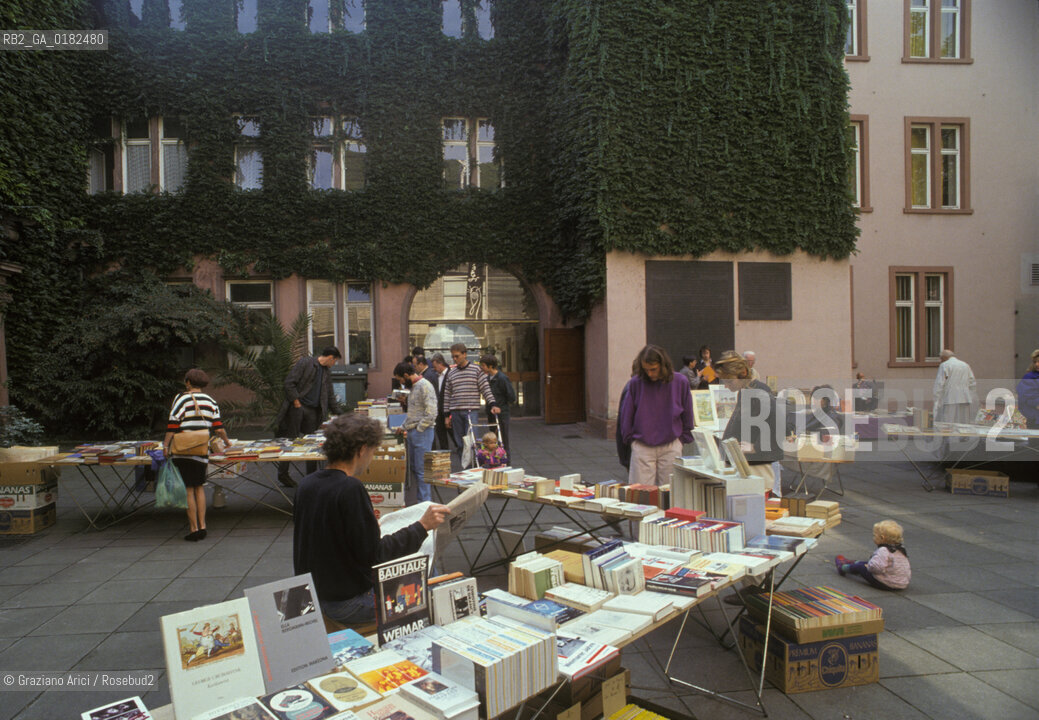GERMANIA ( RENANIA-PALATINATO ) MAGONZA ( MAINZ ) : BANCHERELLE DI LIBRI DAVANTI AL MUSEO GUTENBERG  - © 1996 Graziano Arici/Rosebud2 / GEO