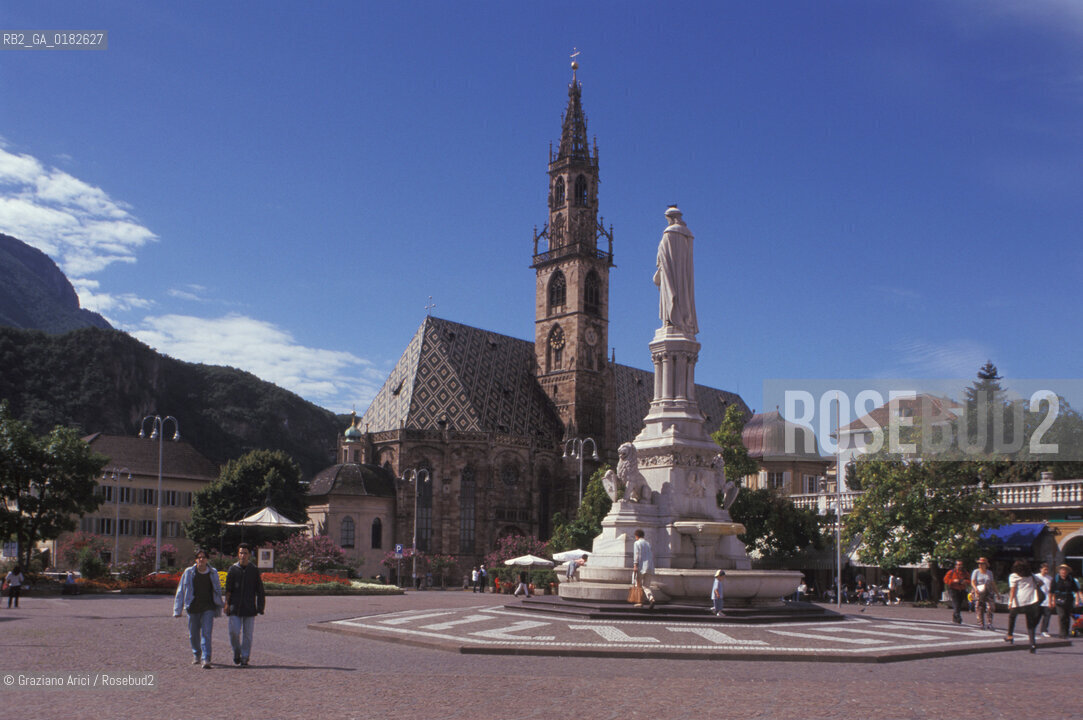 GERMANIA ( BADEN-WURTTENBERG ) STOCCARDA ( STUTTGART ) LA SCHILLERPLATZ CON LA STIFTKIRCHE HL.KREUZ     - © 1996 Graziano Arici/Rosebud2 / GEO