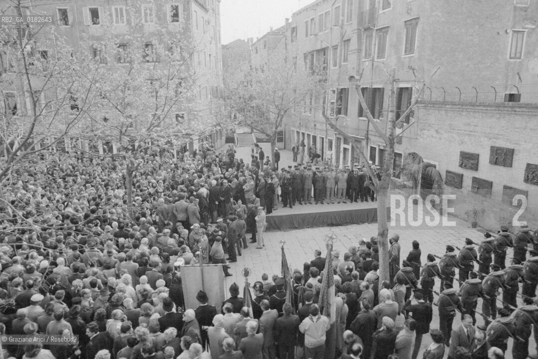 THE GHETTO OF VENICE. INAUGURATION OF THE OLOCAUST MEMORY WALL OF SCULPTOR BLATAS ARBIT - 196? © ARCHIVIO Graziano Arici/Rosebud2  / ARTE / SCULTORE