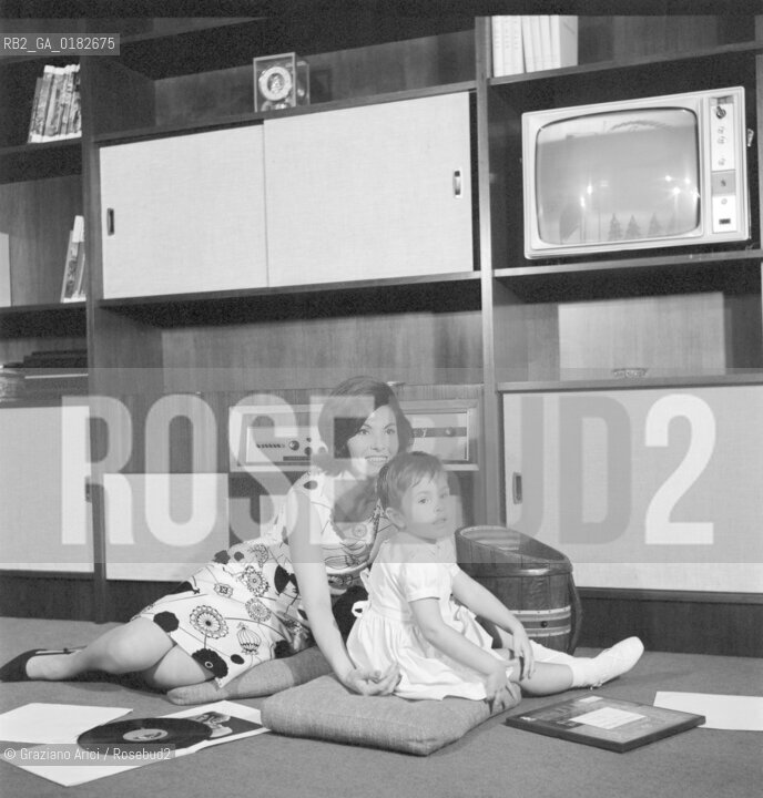 THE OPERA SINGER ROSANNA CARTERI AT HER HOME WITH HER DOUGHTER - PADUA - 1964 © ARCHIVIO Graziano Arici/Rosebud2  / MUSICA LIRICA / CANTANTE LIRICO