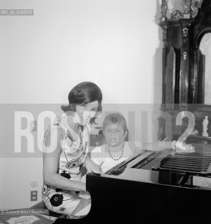THE OPERA SINGER ROSANNA CARTERI AT HER HOME WITH HER DOUGHTER - PADUA - 1964 © ARCHIVIO Graziano Arici/Rosebud2  / MUSICA LIRICA / CANTANTE LIRICO