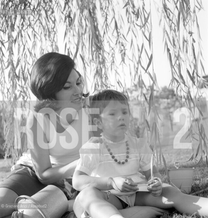 THE OPERA SINGER ROSANNA CARTERI AT HER HOME WITH HER DOUGHTER - PADUA - 1964 © ARCHIVIO Graziano Arici/Rosebud2  / MUSICA LIRICA / CANTANTE LIRICO
