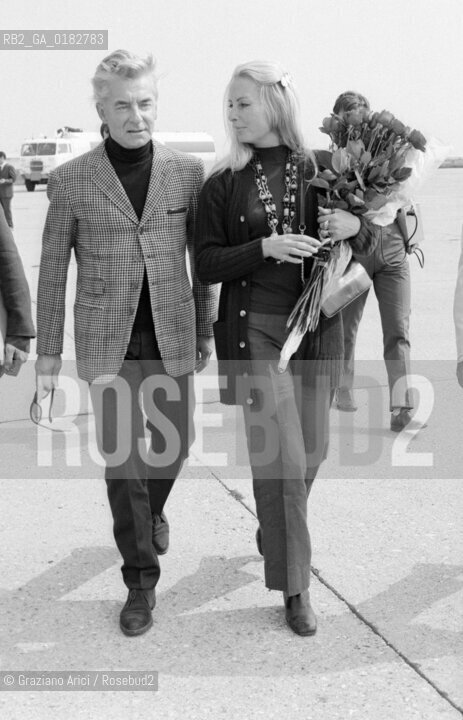 THE CONDUCTOR HERBERT VON KARAJAN WITH HIS WIFE ELIETTE AT THE VENICE AIRPORT - VENICE  - 1970 © ARCHIVIO Graziano Arici/Rosebud2  / MUSICA / DIRETTORE DORCHESTRA