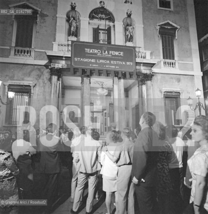 PEOPLE WAITING THE CONCERT OF THE CONDUCTOR HERBERT VON KARAJAN AT THE LA FENICE THEATRE - 1970 © ARCHIVIO Graziano Arici/Rosebud2  / MUSICA / DIRETTORE DORCHESTRA / TEATRO LA FENICE