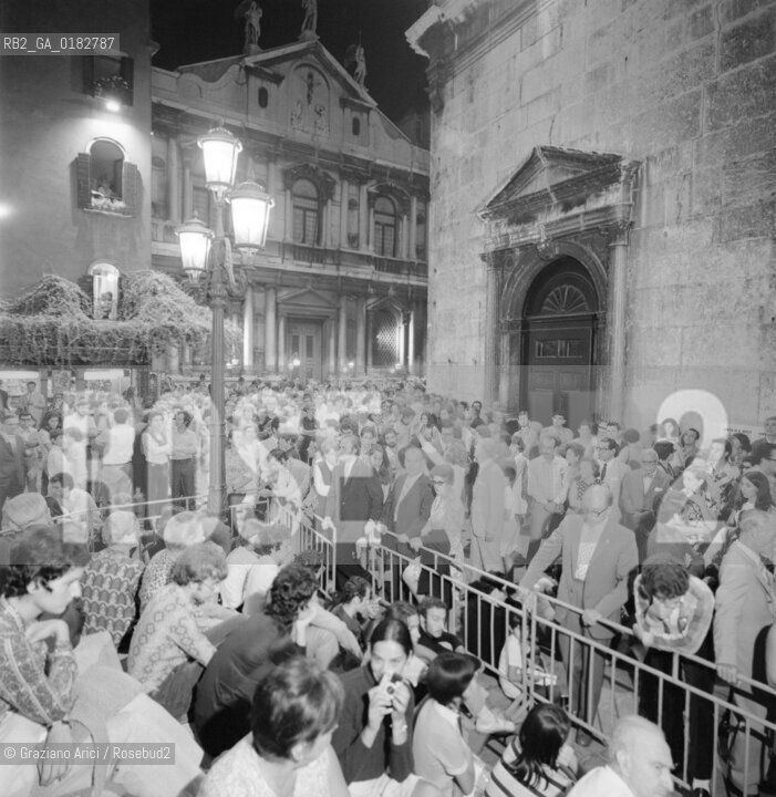 PEOPLE WAITING THE CONCERT OF THE CONDUCTOR HERBERT VON KARAJAN AT THE LA FENICE THEATRE - 1970 © ARCHIVIO Graziano Arici/Rosebud2  / MUSICA / DIRETTORE DORCHESTRA / TEATRO LA FENICE