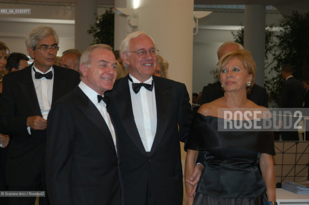 59. INTERNATIONAL FILM FESTIVAL IN VENICE LIDO :   GIANNI LETTA CON IL SINDACO DI VENEZIA PAOLO COSTA E LA MOGLIE  - © 2002 Graziano Arici/Rosebud2  -  MOSTRA DEL CINEMA /
