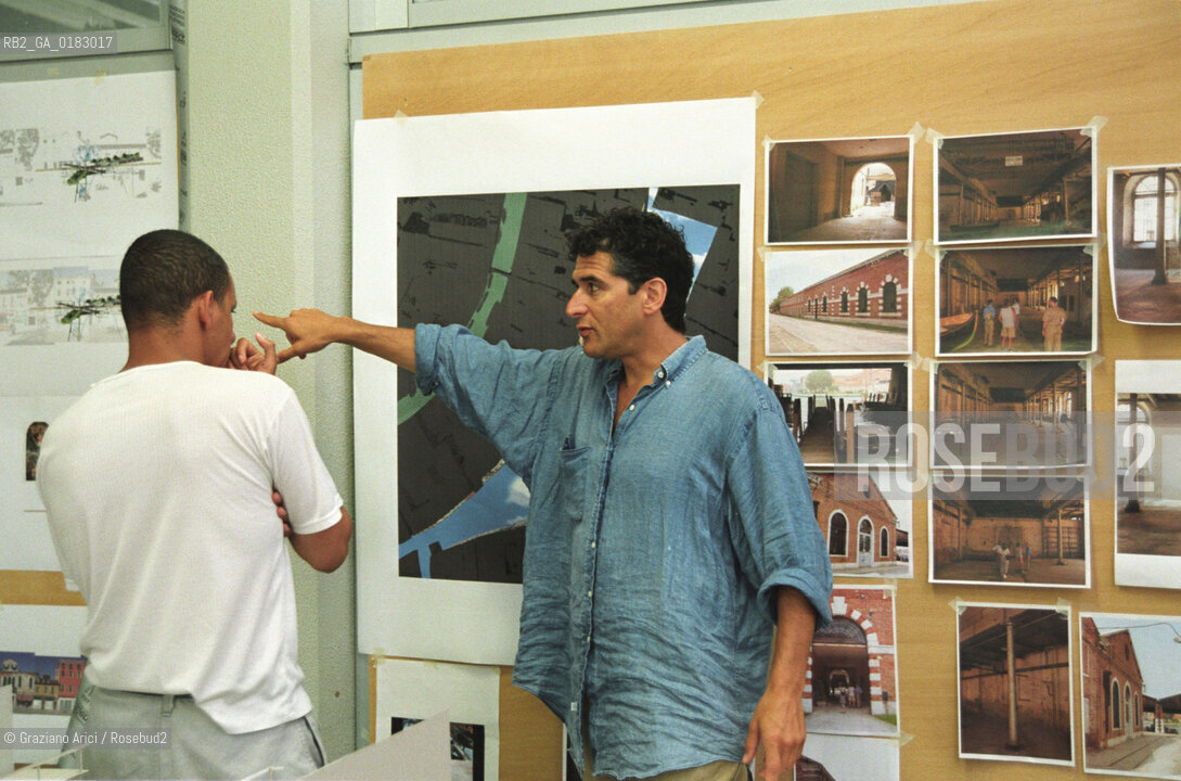 VENEZIA : IUAV - UNIVERSITA DI ARCHITETTURA - © 2002 Graziano Arici/Rosebud2 / STUDENTE