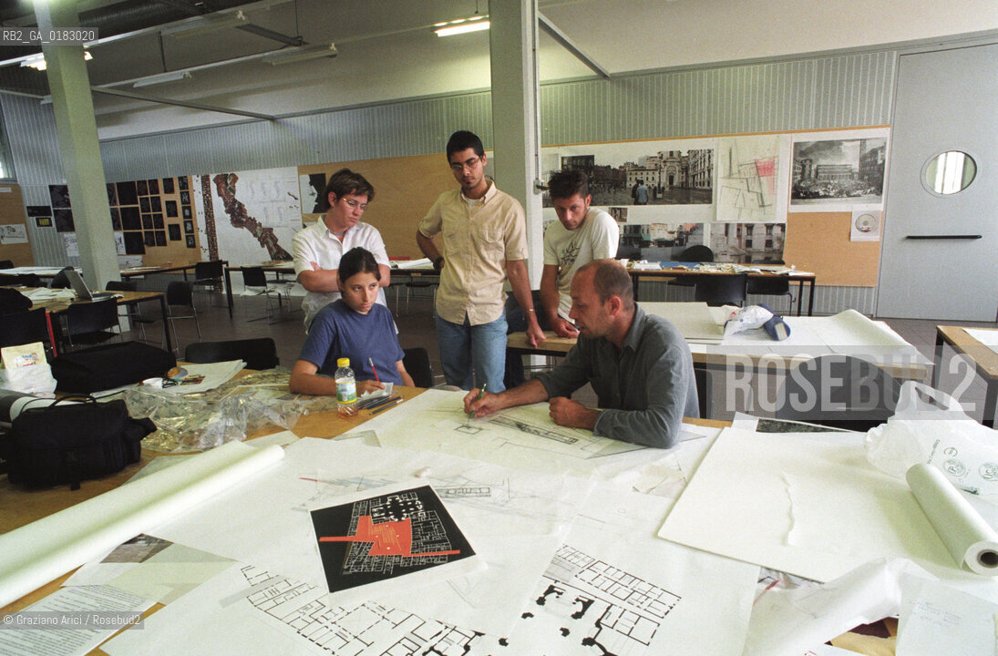 VENEZIA : IUAV - UNIVERSITA DI ARCHITETTURA - © 2002 Graziano Arici/Rosebud2 / STUDENTE