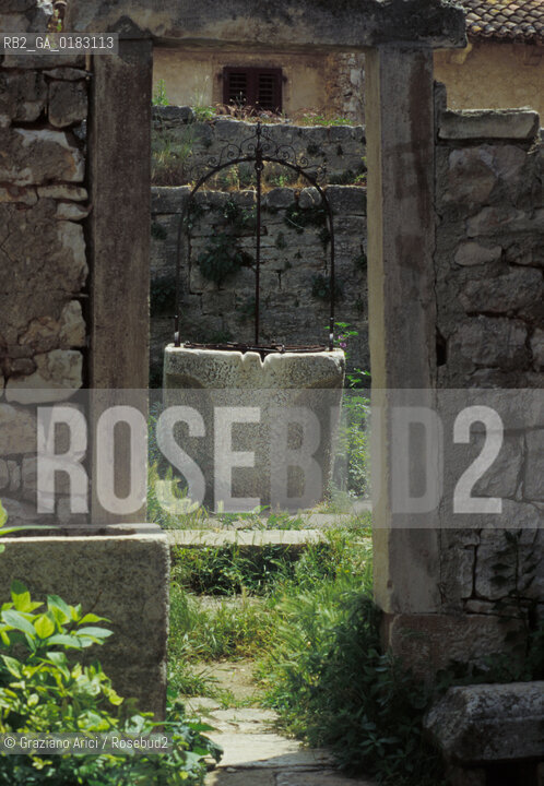 ( CROAZIA  ) ISTRIA - PAESE DI VALLE DISTRIA ( BALE ) : POZZO  - © 2001 Graziano Arici/Rosebud2 / GEO /