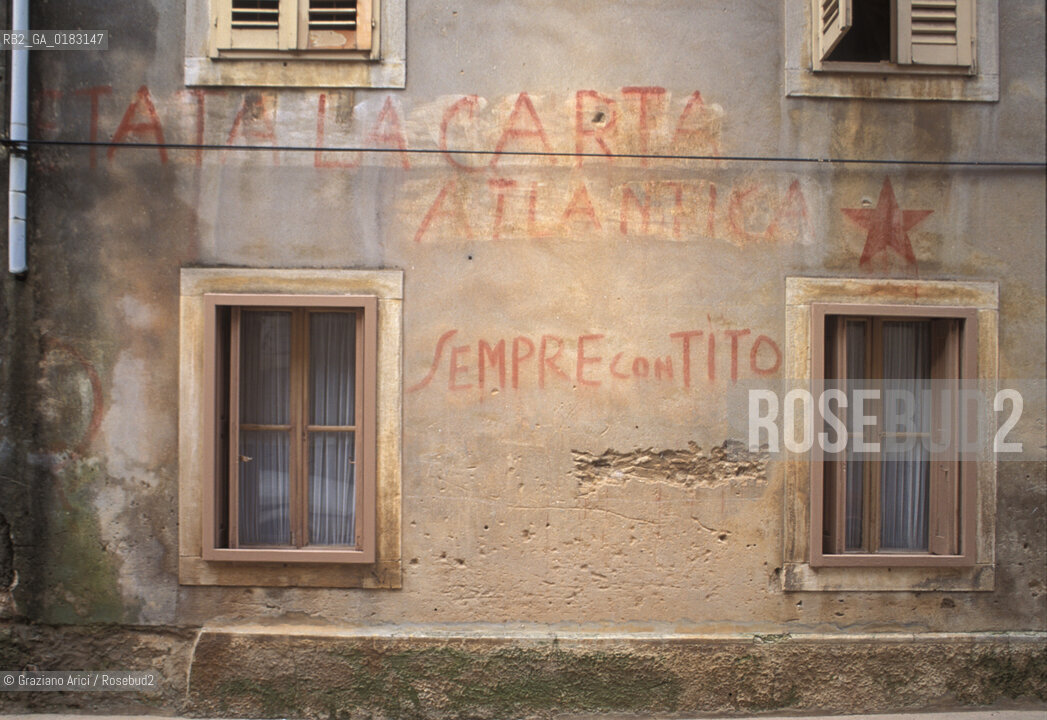 ( CROAZIA  ) ISTRIA - MONTONA ( MOTOVUN ) : SCRITTE - © 2001 Graziano Arici/Rosebud2 / GEO / LINGUA / MINORANZA