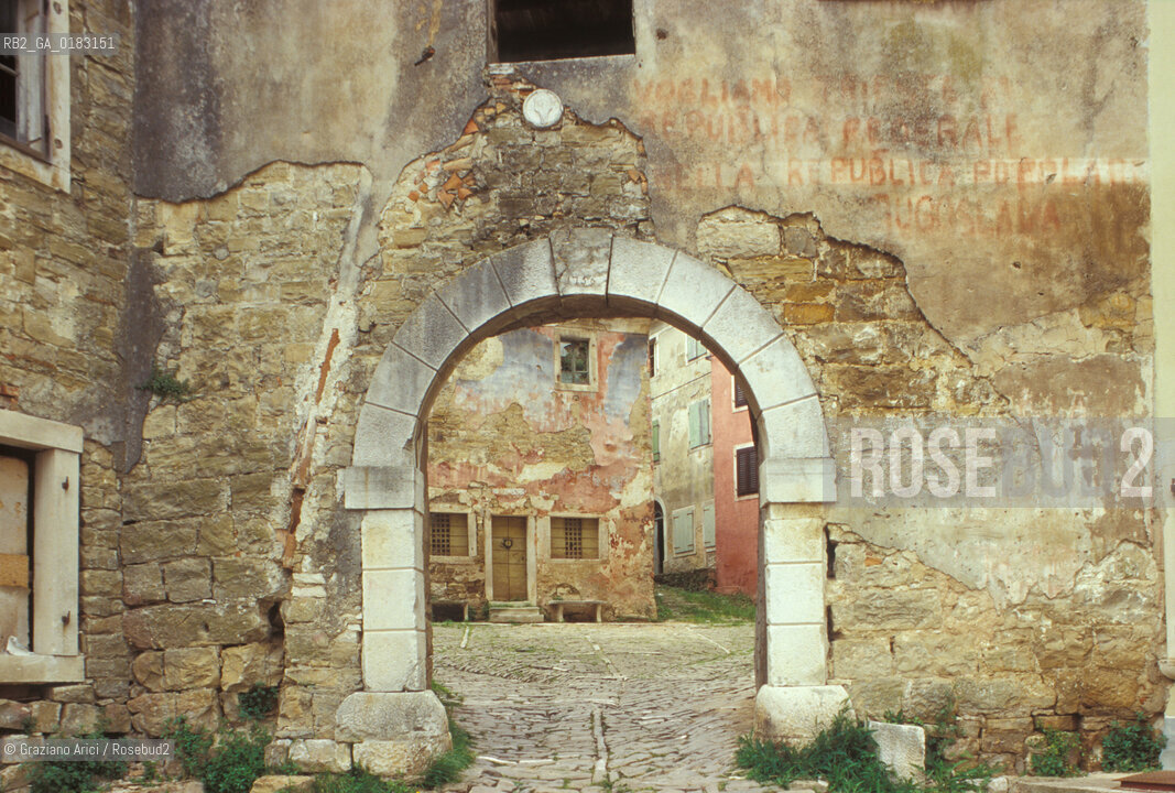 ( CROAZIA  ) ISTRIA - PORTOLE : CASE ABBANDONATE E DIROCCATE  - © 2001 Graziano Arici/Rosebud2 / GEO / LINGUA / MINORANZA / SCRITTA / PORTA