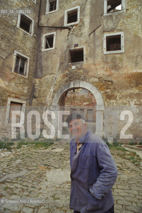 ( CROAZIA  ) ISTRIA - PORTOLE :LULTIMO ABITANTE ITALIANO DAVANTI ALLE CASE ABBANDONATE E DIROCCATE  - © 2001 Graziano Arici/Rosebud2 / GEO / LINGUA / MINORANZA
