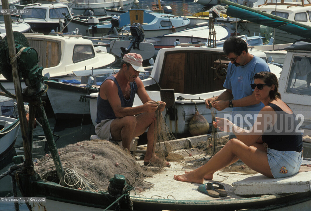 ( CROAZIA  ) ISTRIA -  ROVIGNO   :  PESCATORI NEL PORTO  - © 2001 Graziano Arici/Rosebud2 / GEO / LINGUA / MINORANZA