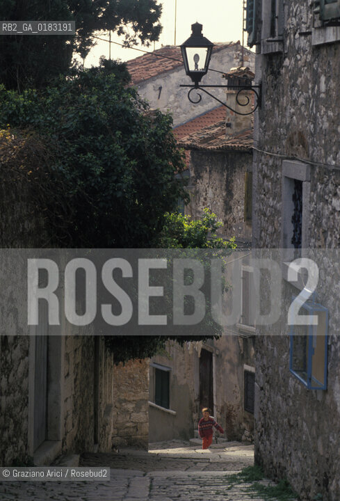 ( CROAZIA  ) ISTRIA -  ROVIGNO   :  STRADINA DEL CENTRO  - © 2001 Graziano Arici/Rosebud2 / GEO / LINGUA / MINORANZA
