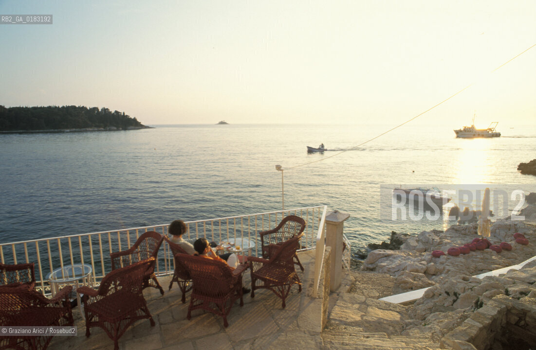 ( CROAZIA  ) ISTRIA -  ROVIGNO   :  CAFFE SUL LUNGOMARE  - © 2001 Graziano Arici/Rosebud2 / GEO / LINGUA / MINORANZA