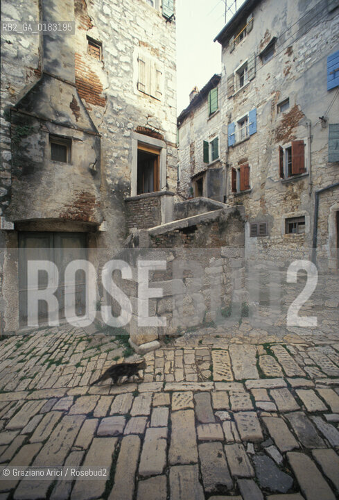 ( CROAZIA  ) ISTRIA -  ROVIGNO   :  STRADINA DEL CENTRO  - © 2001 Graziano Arici/Rosebud2 / GEO / LINGUA / MINORANZA