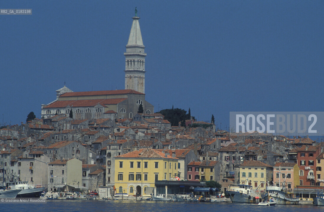 ( CROAZIA  ) ISTRIA -  ROVIGNO   :  STRADINA DEL CENTRO  - © 2001 Graziano Arici/Rosebud2 / GEO / LINGUA / MINORANZA