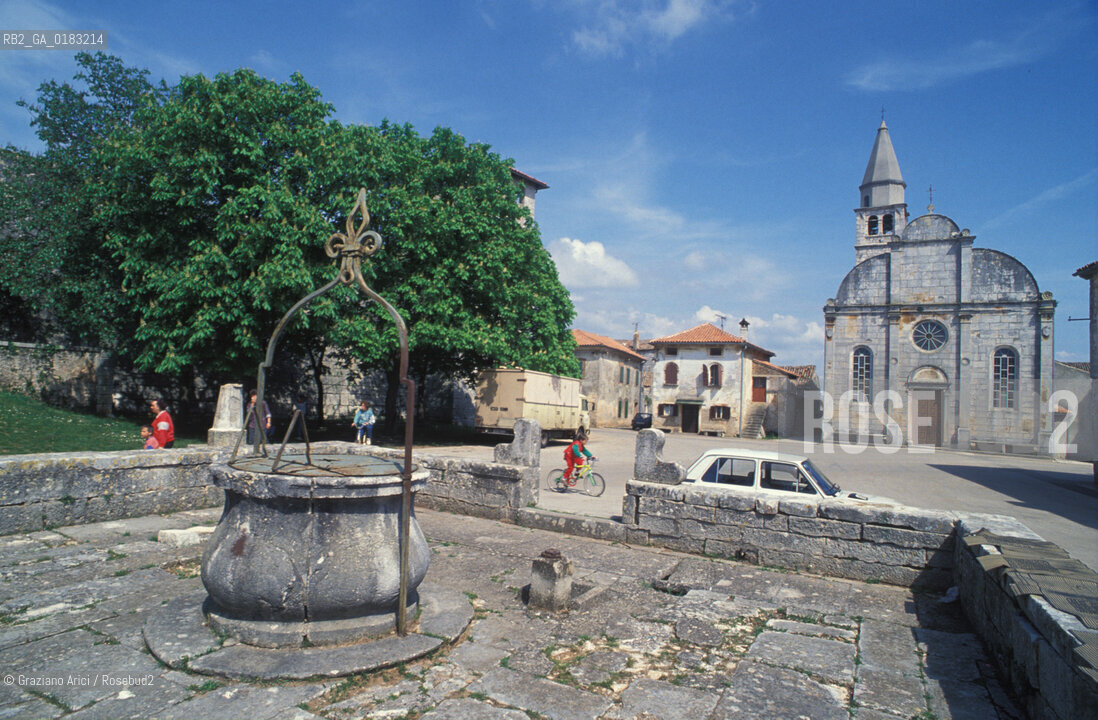 ( CROAZIA  ) ISTRIA -  SANVINCENTI ( SVETVINCENAT )   :  PIAZZA E POZZO   - © 2001 Graziano Arici/Rosebud2 / GEO / LINGUA / MINORANZA