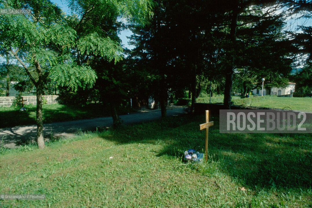 ( CROAZIA  ) ISTRIA -  PISINO ( PAZIN )   :  FOSSA COMUNE DI PERSONE UCCISE NELLE FOIBE   - © 2001 Graziano Arici/Rosebud2 / GEO / LINGUA / MINORANZA